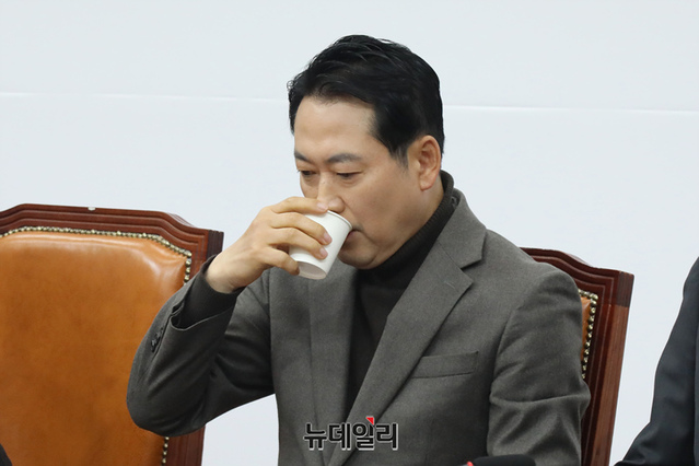 ▲ 장동혁 국민의힘 대표가 18일 오전 국회에서 열린 최고위원회의 참석해 물을 마시고 있다. 2025.12.28. ⓒ이종현 기자