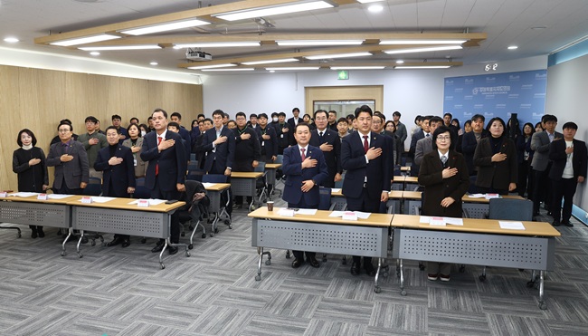 ▲ 강원특별자치도의회가 2일 세미나실에서 '강원특별자치도의회 2026년 시무식'을 개최했다. ⓒ강원특별자치도의회