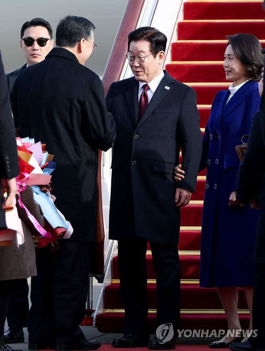 ▲ 중국을 국빈방문하는 이재명 대통령과 김혜경 여사가 4일 오후 베이징 서우두 공항에 도착한 공군1호기에서 내려 환영객들과 인사하고 있다. ⓒ연합뉴스