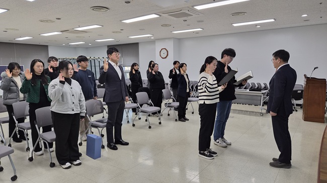 ▲ 강원서부보훈지청이 2일 정부춘천지방합동청사 공용회의실에서 전 직원이 참석한 가운데, 시무식을 갖고 '부정청탁·금품 등 수수금지, 갑질근절 실천 결의대회'를 실시했다. ⓒ강원서부보훈지청