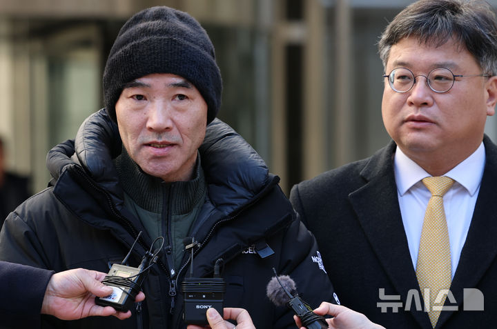 ▲ '서해 공무원 피격 사건’ 해양수산부 공무원 故이대준 씨의 친형 이래진 씨가 지난해 12월 26일 서울 서초구 중앙지방법원에서 열린 1심 선고 공판을 마친 후 굳은 얼굴로 취재진 질문에 답하고 있다. /뉴시스