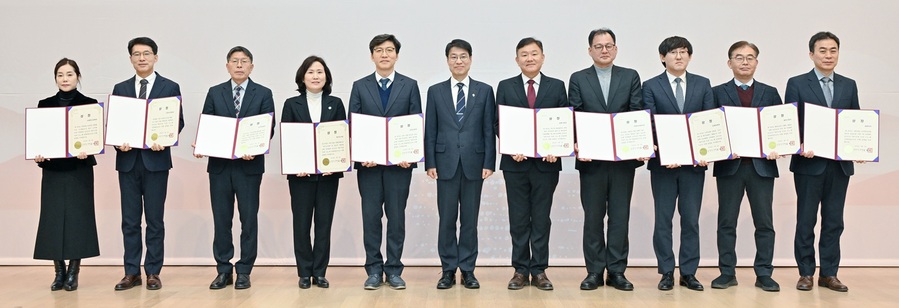 ▲ 대구시는 1월 2일 산격청사 대강당에서 개최된 2026년도 시무식에서 혁신적 성과를 창출한 ‘대구시정 TOP 10 부서’를 시상하고 격려하는 시간을 가졌다.ⓒ대구시