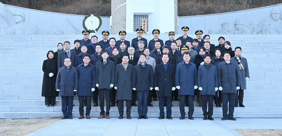 ▲ 김정기 대구광역시장 권한대행 행정부시장은 2026년 병오년 새해를 맞아 앞산 충혼탑에 신년 참배를 실시했다.ⓒ대구시