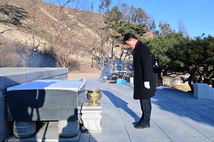 ▲ 청송군(군수 윤경희)은 2026년 병오년(丙午年) 새해를 맞아 충혼탑 참배로 새해 업무를 시작했다.ⓒ청송군