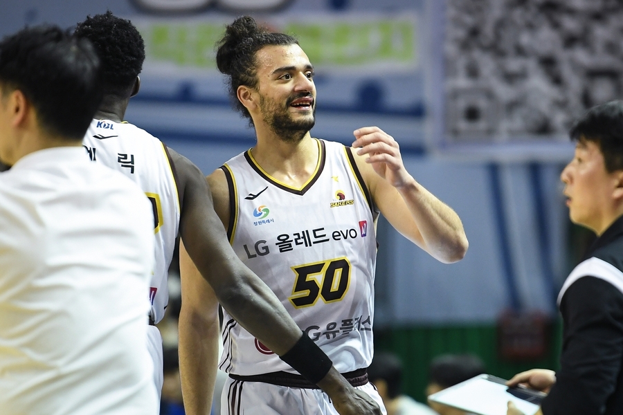 ▲ 마레이가 더블더블 활약한 LG가 삼성을 꺾고 20승 고지를 선점했다.ⓒKBL 제공