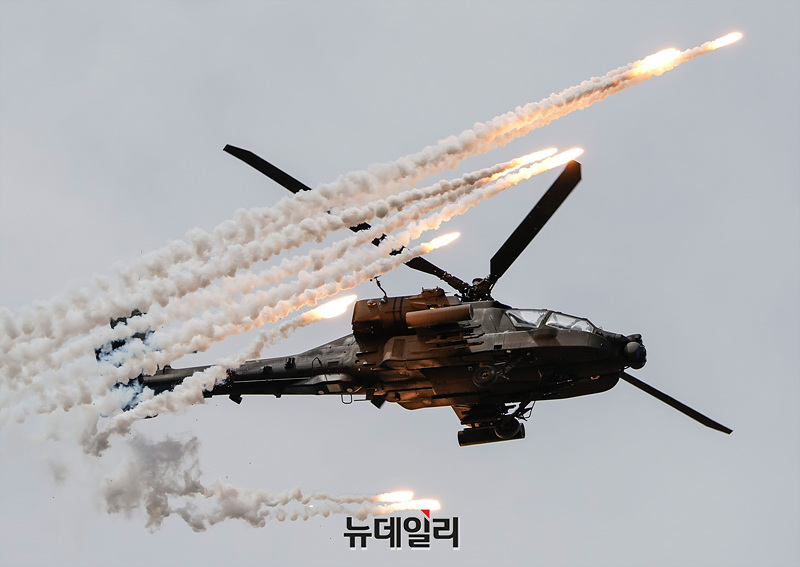 ▲ 대한민국 육군 AH-64 공격헬기가 경기 성남시 서울공항에서 열린 제 76주년 국군의 날 기념식 미디어데이에서 기동을 선보이고 있다. (경기 성남=서성진 기자)