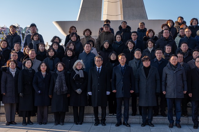 ▲ 강원 강릉시가 지난 2일 김홍규 강릉시장, 김상영 부시장을 비롯해 시청 간부들이 참석한 가운데 충혼탑, 3·1기념탑, 오죽헌(문성사, 몽룡실), 문성관 의사자 추모비를 참배하고 이후 강릉시청에서 2026년 시무식을 개최했다. ⓒ강릉시