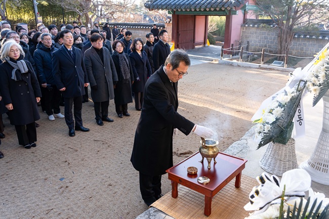 ▲ 강원 강릉시가 지난 2일 김홍규 강릉시장, 김상영 부시장을 비롯해 시청 간부들이 참석한 가운데 충혼탑, 3·1기념탑, 오죽헌(문성사, 몽룡실), 문성관 의사자 추모비를 참배하고 이후 강릉시청에서 2026년 시무식을 개최했다. ⓒ강릉시