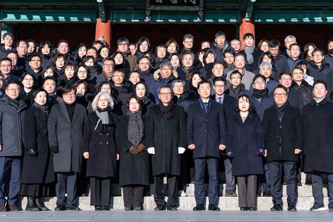 ▲ 강원 강릉시가 지난 2일 김홍규 강릉시장, 김상영 부시장을 비롯해 시청 간부들이 참석한 가운데 충혼탑, 3·1기념탑, 오죽헌(문성사, 몽룡실), 문성관 의사자 추모비를 참배하고 이후 강릉시청에서 2026년 시무식을 개최했다. ⓒ강릉시
