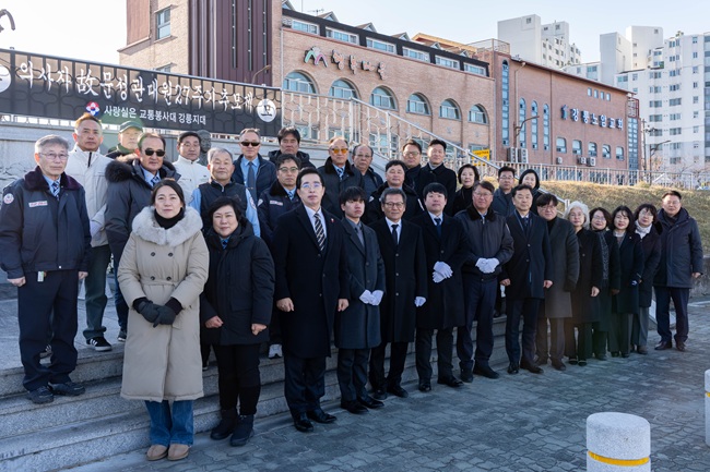 ▲ 강원 강릉시가 지난 2일 김홍규 강릉시장, 김상영 부시장을 비롯해 시청 간부들이 참석한 가운데 충혼탑, 3·1기념탑, 오죽헌(문성사, 몽룡실), 문성관 의사자 추모비를 참배하고 이후 강릉시청에서 2026년 시무식을 개최했다. ⓒ강릉시
