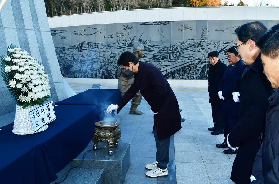 ▲ 경산시(시장 조현일)는 병오년(丙午年) 새해를 맞아 2일 현충공원 충혼탑을 찾아 헌화와 분향, 묵념을 하며 참배했다.ⓒ경산시