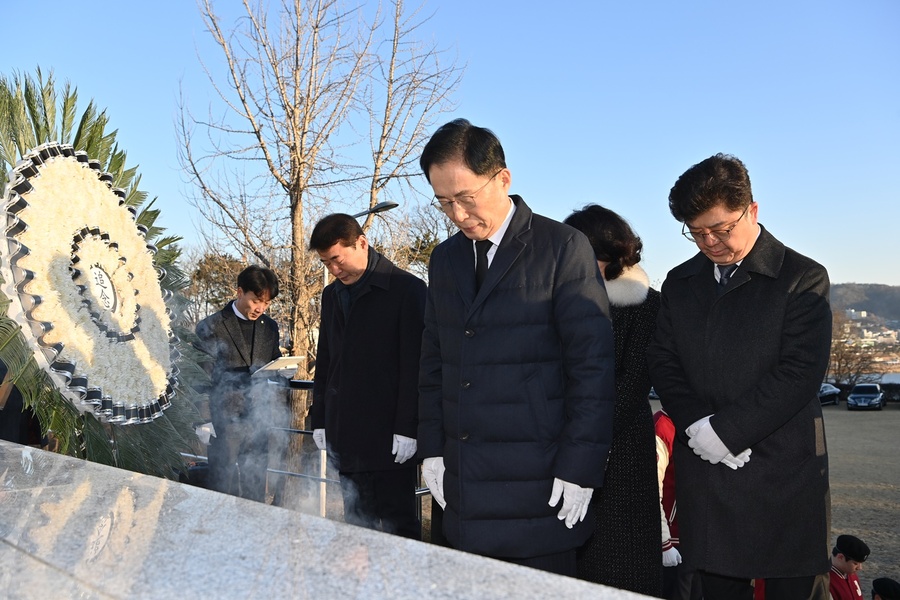 ▲ 경북교육청(교육감 임종식)은 2일, 병오년(丙午年) 새해를 맞아 안동 충혼탑을 참배했다.ⓒ경북교육청