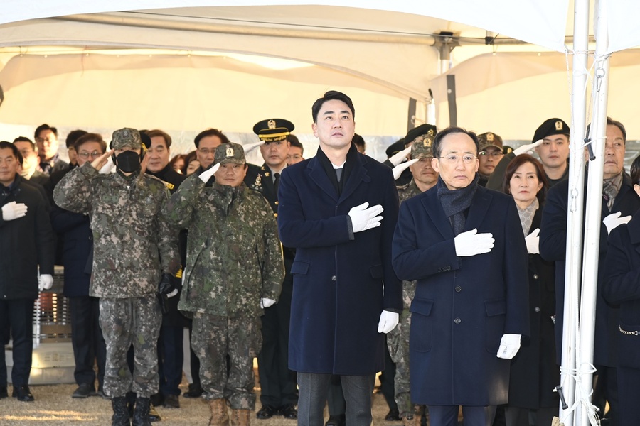 ▲ 대구 달성군(군수 최재훈)은 2일 병오년(丙午年) 새해를 맞아 충혼탑에서 순국선열 추념식을 거행했다.(최재훈 달성군수와 추경호 국회의원).ⓒ달성군