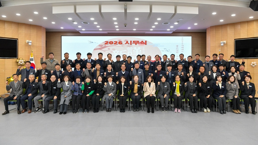 ▲ 영주시는 시청 강당에서 소속 공무원 200여 명이 참석한 가운데 새해 근무 첫날을 활기차게 시작하기 위한 시무식 행사를 가졌다.ⓒ영주시