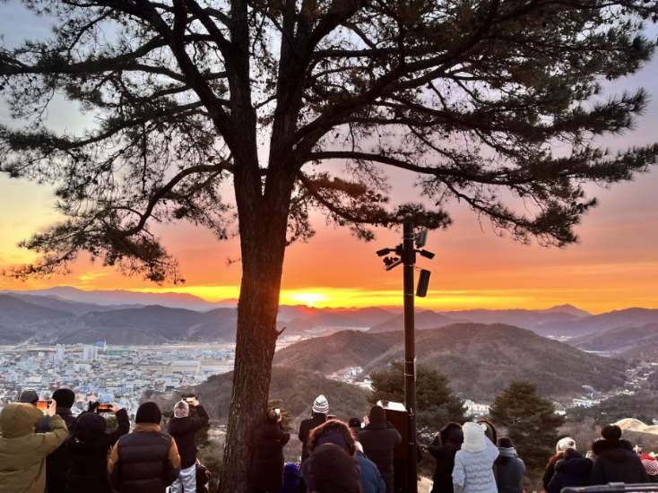 ▲ 병오년 새해 첫날인 2026년 1월 1일, 주산사랑회 주관으로 고령 주산 일원에서 새해 해맞이 행사가 성황리에 개최됐다.ⓒ고령군