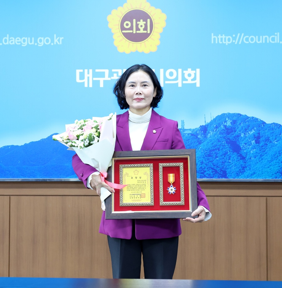 ▲ 경산시의회 김정숙 의원이 대한민국 지방자치제 시행 30주년을 맞아 DMB국회방송이 수여하는 표창장을 수상했다.ⓒ경산시의회