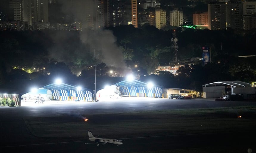 ▲ 베네수엘라 수도 카라카스에서 3일(현지시각) 폭발음과 저공 비행 항공기가 관측된 가운데, 라 카를로타 공항에서 연기가 치솟고 있다. /AP 연합뉴스