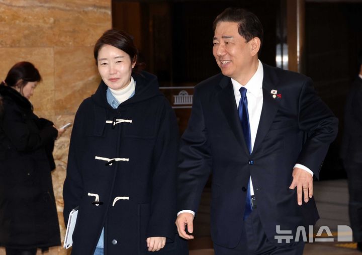 ▲ 김병기 더불어민주당 전 원내대표와 강선우 의원이 지난달 24일 오후 서울 여의도 국회에서 열린 본회의를 마친 뒤 나오고 있다. /뉴시스