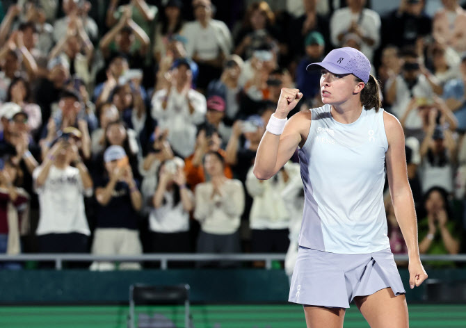 ▲ 여자 테니스 세계 랭킹 2위 시비옹테크가 남녀 성 대결에 대한 부정적인 입장을 드러냈다.ⓒ연합뉴스 제공