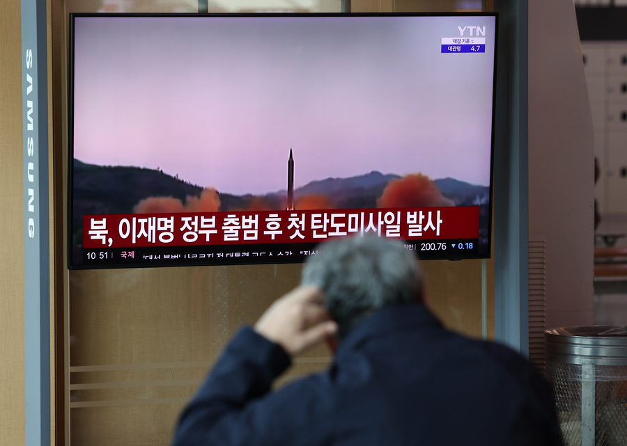 ▲ 북한이 이재명 정부 출범 이후 처음으로 탄도미사일을 발사한 22일 오전 서울 중구 서울역 대합실에서 시민이 북한의 탄도미사일 발사 관련 뉴스를 시청하고 있다. 2025.10.22. ⓒ뉴시스