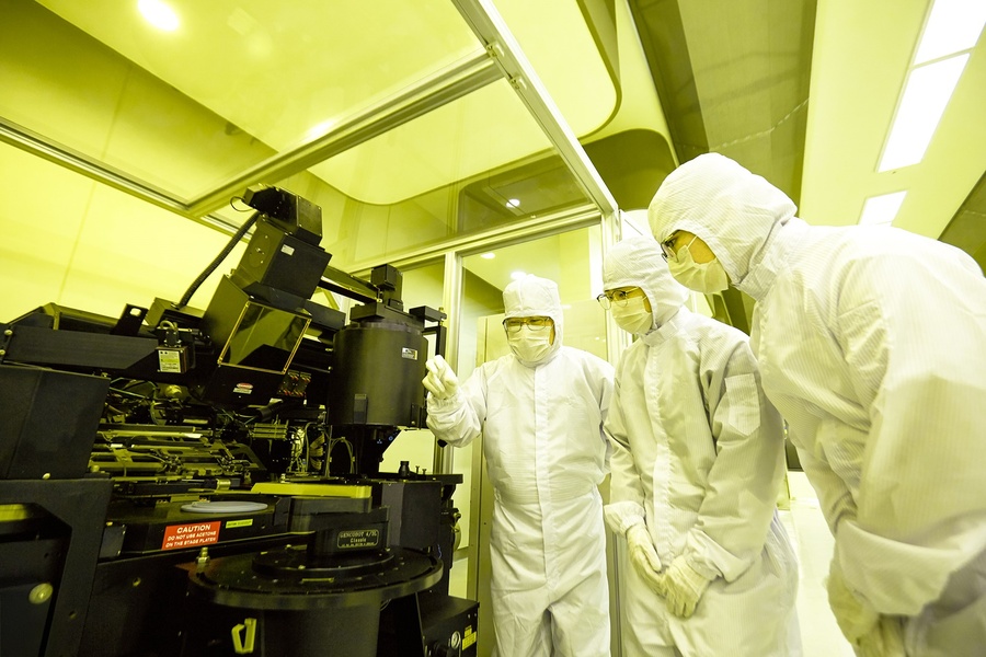 ▲ 영진 반도체전자계열 반도체공정 포토리소그래피 실습 장면.ⓒ영진전문대