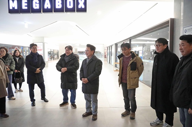 ▲ 육동한 춘천시장이 지난 3일 메가박스 석사점에서 관계자 20여 명과 함께 글로벌 VFX 영화 '아바타 3: 불과 재'를 관람했다. ⓒ춘천시