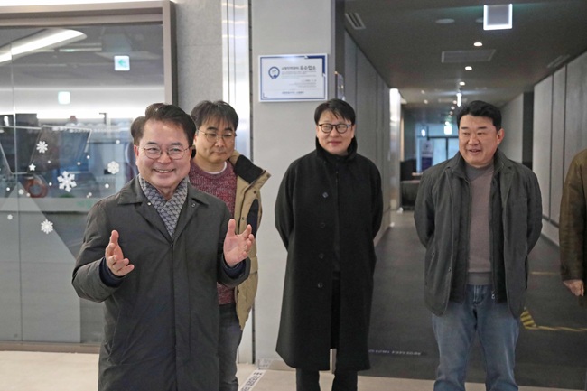 ▲ 육동한 춘천시장이 지난 3일 메가박스 석사점에서 관계자 20여 명과 함께 글로벌 VFX 영화 '아바타 3: 불과 재'를 관람했다. ⓒ춘천시