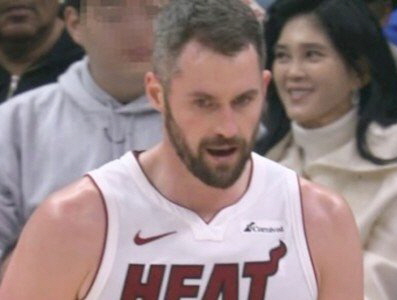 ▲ NBA 중계화면에 잡힌 이부진 호텔신라 사장. ⓒ온라인 커뮤니티 갈무리