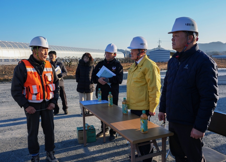 ▲ 영천시는 2일 새해 첫 일정으로 전통시장과 교통시설, 대규모 개발사업 현장을 찾아 시민 생활과 직결된 정책 추진 상황을 점검했다.ⓒ영천시