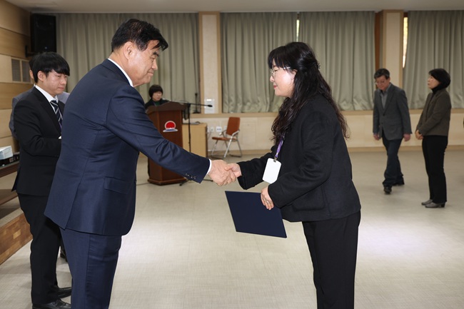 ▲ 심규언 동해시장이 2026년 시무식 이후 신규임용 공무원과 승진 등 인사발령 신고식에서 '수처작주(隨處作主)'의 정신을 언급했다. ⓒ동해시