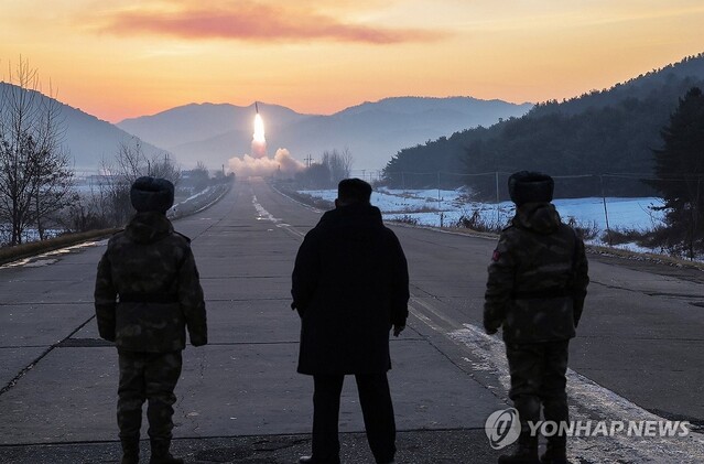▲ 김정은 북한 국무위원장(가운데)이 4일 조선인민군 주요 화력타격 집단 관하 구분대 미사일 발사훈련을 참관했다고 북한 조선중앙통신이 5일 보도했다. 출처=조선중앙ⓒ연합뉴스