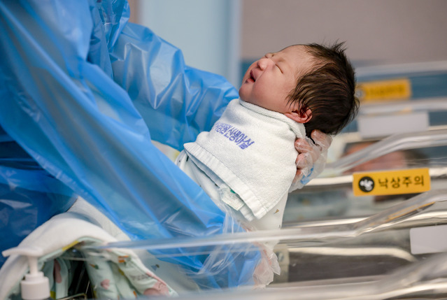 ▲ 경기 고양시 CHA의과학대학교 일산차병원 신생아실에서 간호사가 신생아들을 돌보고 있다.  ⓒ뉴시스