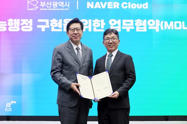 ▲ 지난해 4월, 네이버클라우드와 부산광역시가 ‘부산형 지능행정 구현’을 위한 업무협약을 체결했다. (왼쪽부터) 박형준 부산광역시장, 김유원 네이버클라우드 대표.ⓒ네이버클라우드