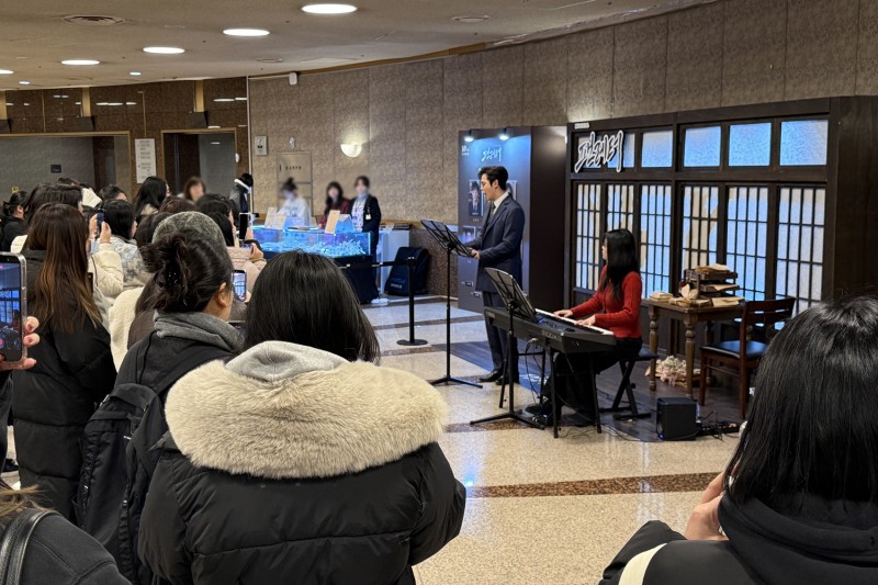 ▲ 뮤지컬 '팬레터' 로비 연주회 현장.ⓒ라이브