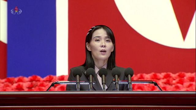 ▲ 북한 김정은이 2022년 8월 10일 평양에서 열린 전국비상방역총화회의를 주재하며 코로나19 사태 종식을 선언했다고 조선중앙TV가 보도했다. 김정은의 친동생인 김여정은 토론자로 나서 공개 연설을 통해 남측에 의해 코로나19가 북에 유입됐다고 주장하며 강력한 보복 대응을 검토하겠다고 위협했다. ⓒ조선중앙TV 캡처/뉴시스