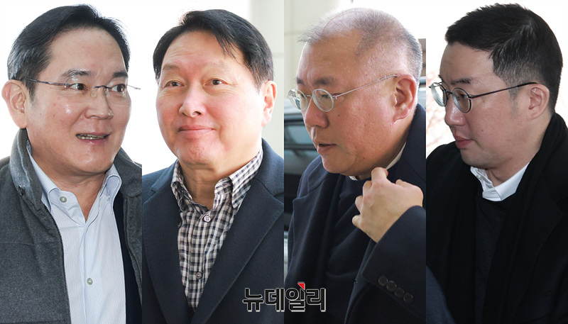 ▲ 이재용 삼성전자 회장(왼쪽부터), 최태원 SK그롭 회장, 정의선 현대차그룹 회장, 구광모 LG그룹 회장이 4일 오후 서울 강서구 김포비즈니스항공센터를 통해 중국 베이징으로 출국하고 있다.ⓒ서성진 기자