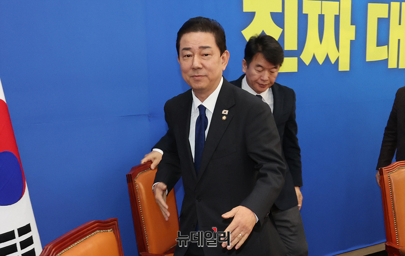 ▲ 김병기 더불어민주당 원내대표가 지난달 30일 오전 국회에서 열린 원내대책회의에 원내대표 사퇴 의사를 밝힌 후 떠나고 있다. ⓒ이종현 기자