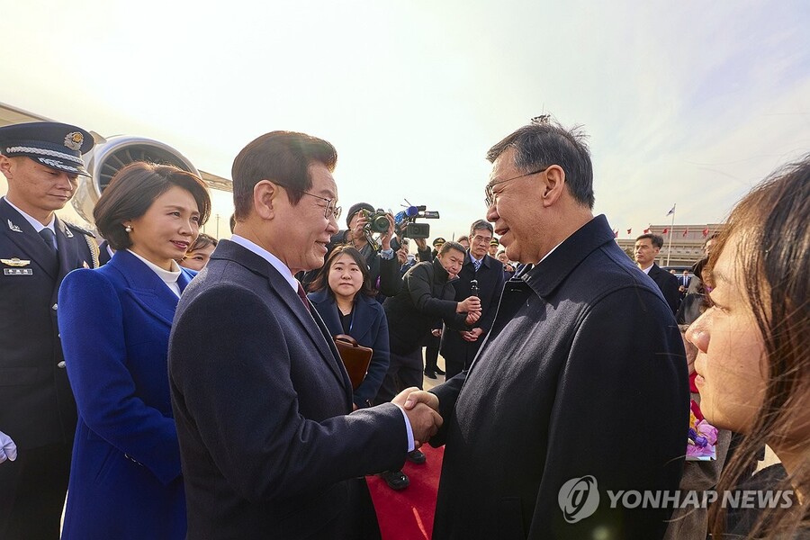 ▲ 중국을 국빈방문한 이재명이 4일 베이징 서우두 공항에서 환영 나온 인허쥔 중국 과학기술부장(장관)과 인사하고 있다ⓒ연합뉴스