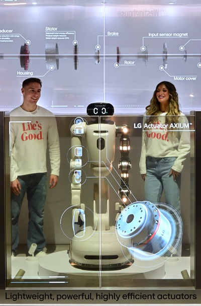 ▲ LG전자가 미국 라스베이거스에서 현지시간 6일 개막하는 CES 2026에 참가한다. LG전자는 '제로 레이버 홈'에 한층 가까워진 모습을 구현하는 홈 로봇 'LG 클로이드'와 로봇의 관절 역할을 하는 액추에이터 브랜드 'LG 액추에이터 악시움'을 처음 공개한다. 사진은 클로이드와 액추에이터 악시움을 투명 OLED 디스플레이로 소개하는 모습.ⓒLG전자