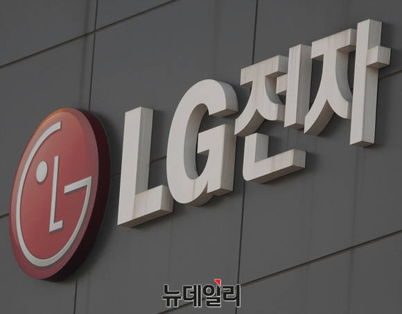 LG전자, 10년 만의 분기 적자 현실로 ... 빅배스 지렛대로 올해 실적 개선... - 뉴스 썸네일 이미지