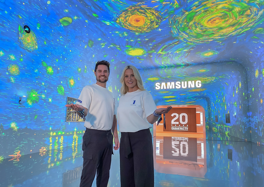 ▲ 삼성전자 모델이 미국 라스베이거스에서 열리는 세계 최대 전자 전시회 'CES 2026'에 마련된 윈호텔 삼성전자 단독 전시관에서 대형 터널 형태의 'AI 갤러리'를 소개하고 있다.ⓒ삼성전자