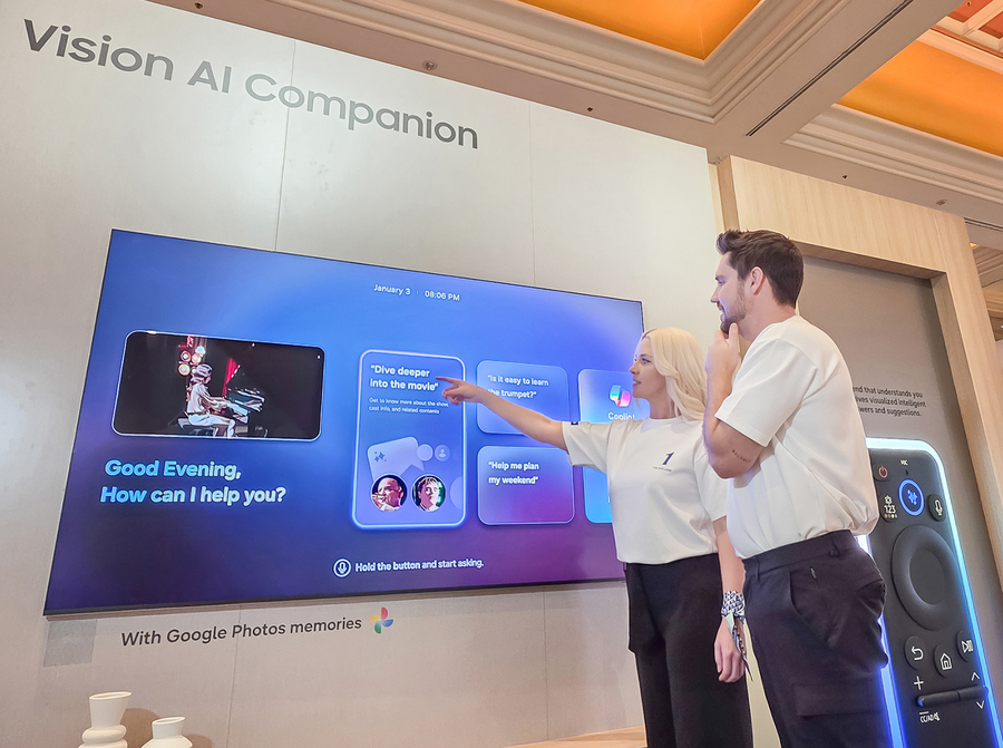▲ 삼성전자 모델이 미국 라스베이거스에서 열리는 세계 최대 전자 전시회 'CES 2026'에 마련된 윈호텔 삼성전자 단독 전시관에서 삼성전자 TV만의 통합 AI 플랫폼 '비전 AI 컴패니언'을 소개하고 있다.ⓒ삼성전자