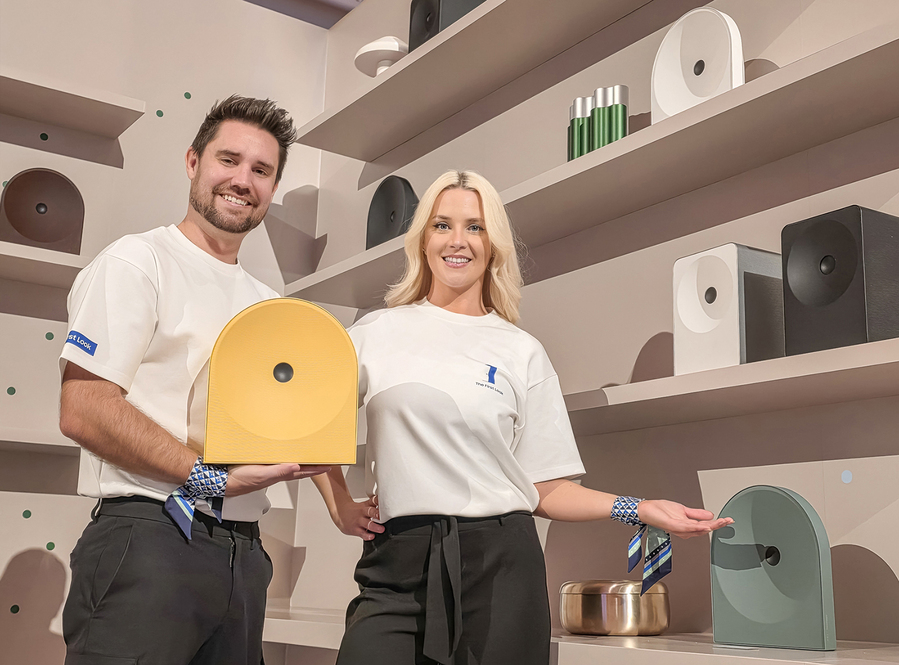 ▲ 삼성전자 모델이 미국 라스베이거스에서 열리는 세계 최대 전자 전시회 'CES 2026'에 마련된 윈호텔 삼성전자 단독 전시관에서 와이파이 스피커 신제품 '뮤직 스튜디오'를 소개하고 있다.ⓒ삼성전자