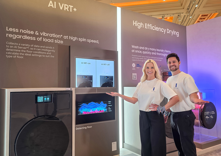 ▲ 삼성전자 모델이 미국 라스베이거스에서 열리는 세계 최대 전자 전시회 'CES 2026'에 마련된 윈호텔 삼성전자 단독 전시관에서 '비스포크 AI 패밀리허브' 냉장고를 소개하고 있다.ⓒ삼성전자