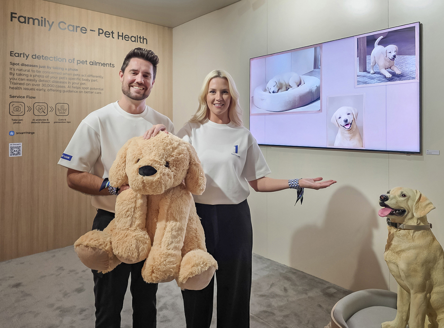 ▲ 삼성전자 모델이 미국 라스베이거스에서 열리는 세계 최대 전자 전시회 'CES 2026'에 마련된 윈호텔 삼성전자 단독 전시관에서 스마트싱스 기반의 펫 케어 서비스를 소개하고 있다.ⓒ삼성전자