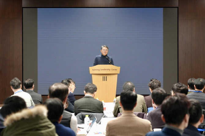 ▲ 곽재선 KG그룹 회장이 '2026 사업계획 워크샵'에서 임직원들을 상대로 인사말을 하고 있다. ⓒKG그룹