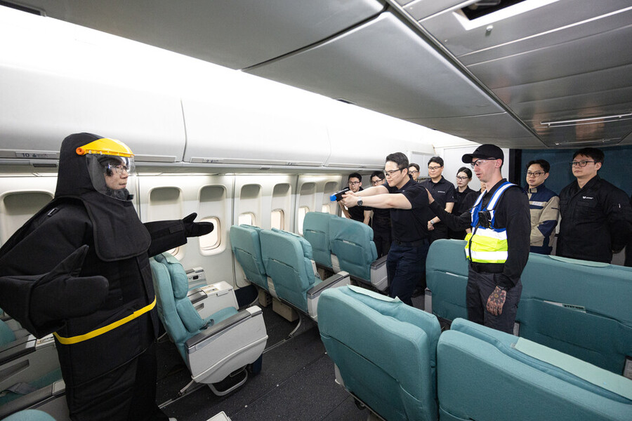 ▲ 대한항공은 서울 강서구 대한항공 객실훈련센터에서 미국 글로벌 보안기업 액손(AXON) 주관 에어테이저 전문 교관 양성 교육을 실시했다. ⓒ대한항공