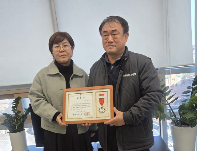 ▲ 신장1동 주택 화재 현장에서 주민 안전을 지킨 시민에게 유공 표창 수여ⓒ평택시 제공