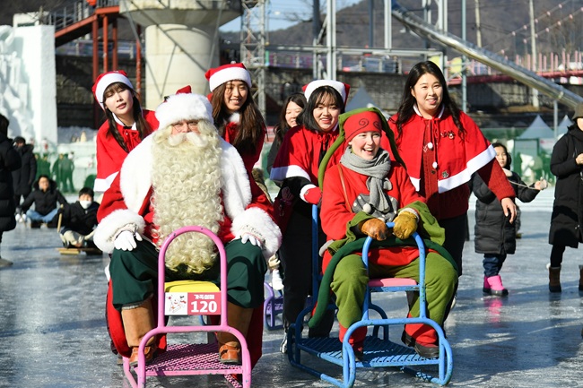 ▲ 지난 2025 화천산천어축제장을 방문한 핀란드 로바니에미시 산타 마을의 산타클로스와 요정 엘프. ⓒ화천군