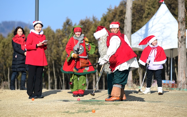 ▲ 지난 2025 화천산천어축제장을 방문한 핀란드 로바니에미시 산타 마을의 산타클로스와 요정 엘프. ⓒ화천군